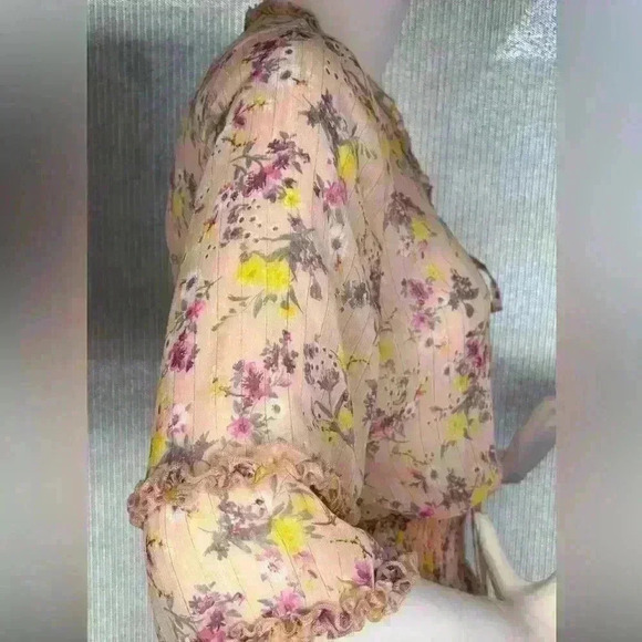 Wildflower apparel, bohemian blouse. NWT. Flowered, 100% polyester, V neck w/tie - Picture 3 of 7